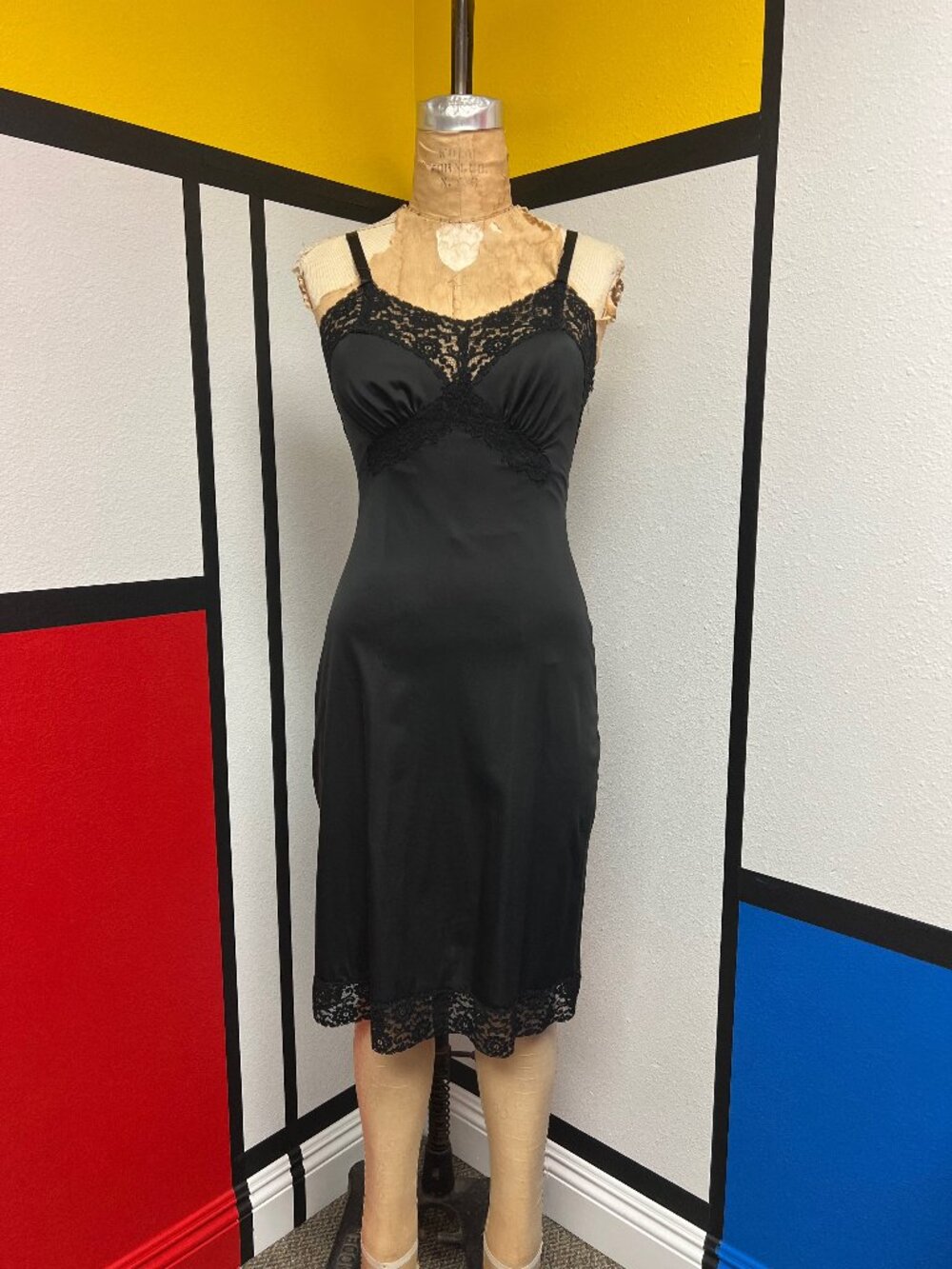 EUC Vintage 50s 60s Shadowline Lace Trimmed Nylon Black Slip Dress 34 Medium